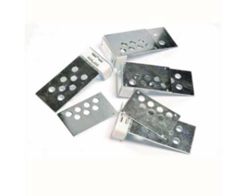 Mai multe capcane pentru rozătoare din metal cu găuri.