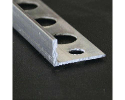 Șină de profil din metal cu găuri pentru fixare