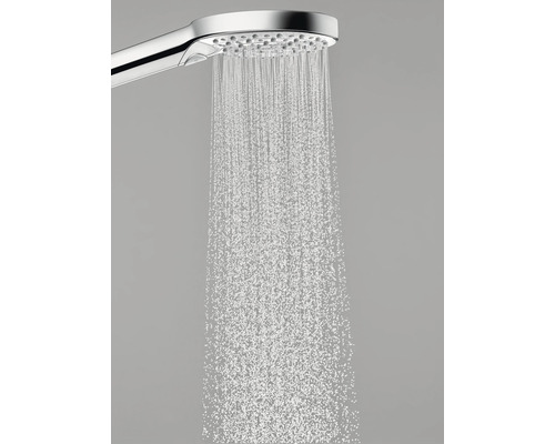 Duș de mână cu jet de apă în funcțiune