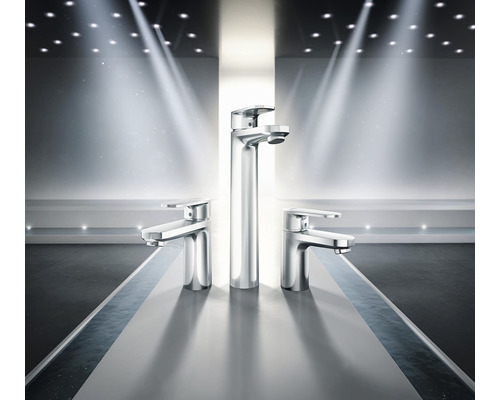 Trei baterii de diferite înălțimi pe un raft