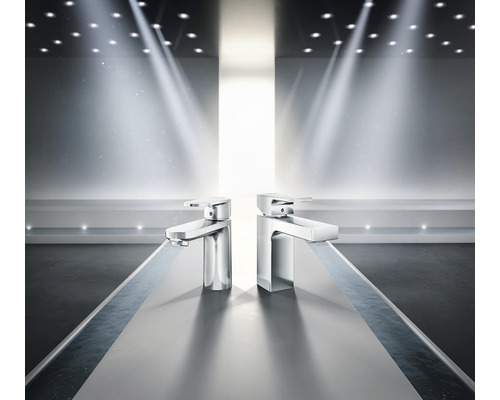 Două baterii de lavoar cu design modern pe un lavoar.