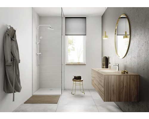 Baie luminoasă cu duș, chiuvetă și oglindă