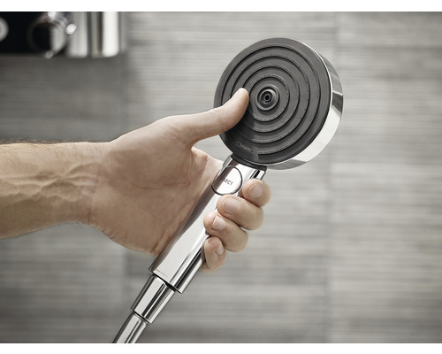 O mână ține un cap de duș cu diferite tipuri de jet.