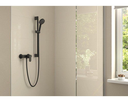 Baterie de duș într-o baie cu fereastră.