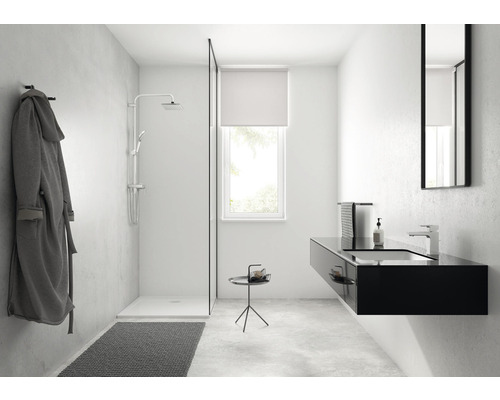 Baie modernă cu duș, lavoar și oglindă