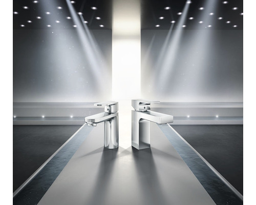 Două baterii de lavoar cromate pe fundal deschis