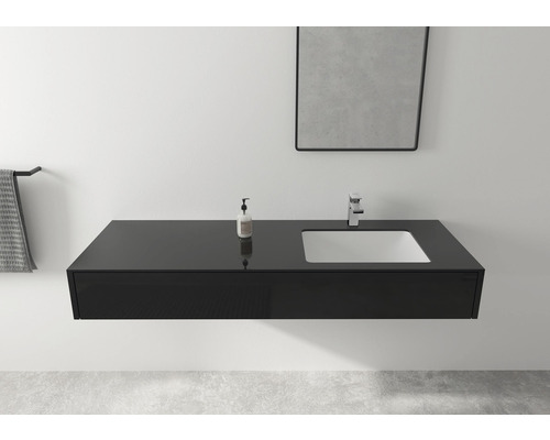 Baie modernă cu lavoar negru, chiuvetă și oglindă