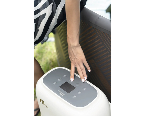Panoul de control al unui jacuzzi MSpa cu o mână