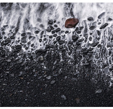 Valurile spală pietrele de pe plajă