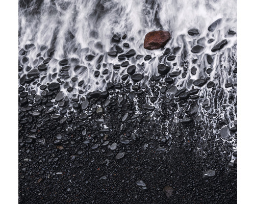 Valurile spală pietrele de pe plajă