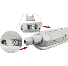 Vizualizare detaliată a unei lămpi LED rezistente la umiditate cu cutie de conexiuni deschisă