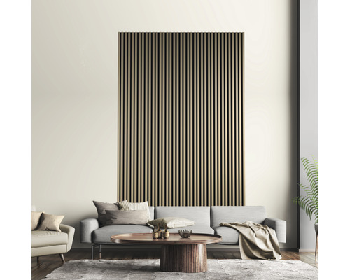 Living cu panou acustic pe perete, canapea, fotoliu și măsuță de cafea.