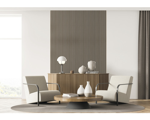 Living luminos cu fotolii, măsuță de cafea și panouri de lemn pe perete