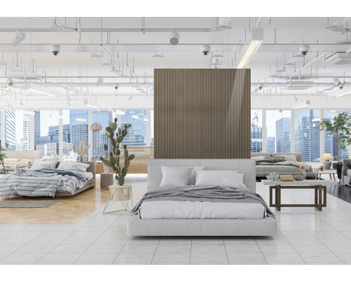 Spațiu expozițional cu paturi în diferite modele și panouri din lemn