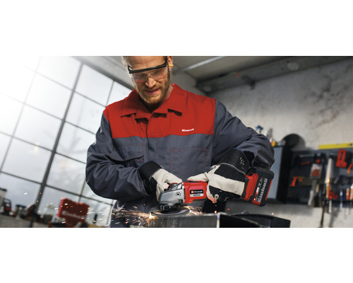 Un meșter folosește un polizor unghiular fără fir Einhell pentru a șlefui metal.