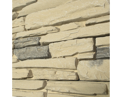 Prim-plan cu panouri de placare cu aspect de piatră