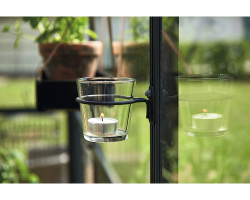 Suport de lumânare din sticlă cu lumânare tip pastilă pe rama ferestrei