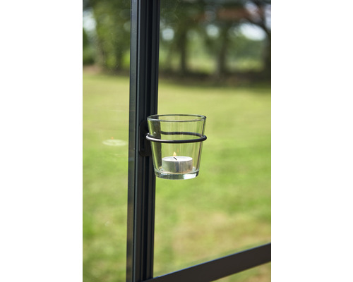 Suport de lumânare din sticlă cu lumânare aprinsă pe un cadru