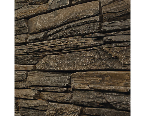 Prim-plan cu un placaj de perete cu aspect de piatră.