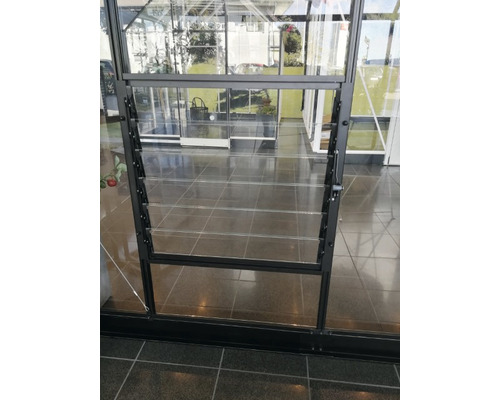 Imagine detaliată a unei sere cu fereastră cu lamele pentru ventilație