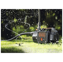 Pompă de grădină Black and Decker cu aspersor de gazon în funcțiune