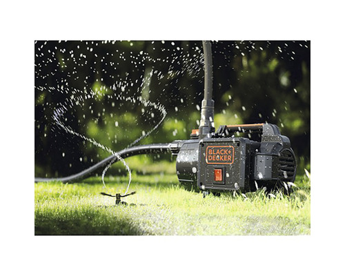 Pompă de grădină Black and Decker cu aspersor de gazon în funcțiune
