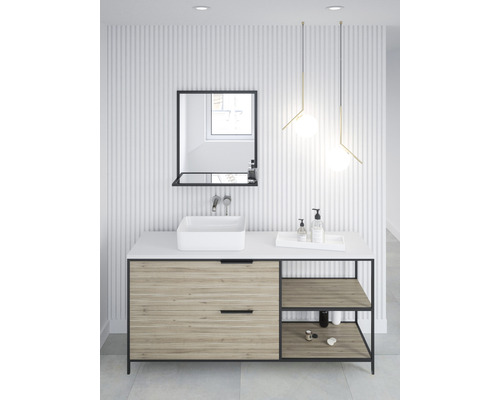 Baie modernă cu chiuvetă, oglindă și iluminare