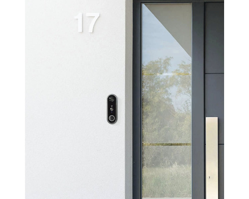 Ușă de intrare modernă cu numărul casei 17 și sonerie inteligentă cu cameră.
