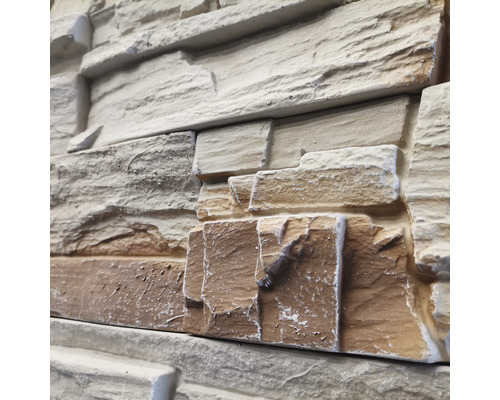 Prim-plan cu un placaj de perete cu aspect de piatră