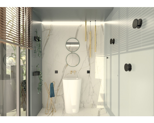 Baie luminoasă cu chiuvetă de sine stătătoare, oglinzi și suport pentru prosoape