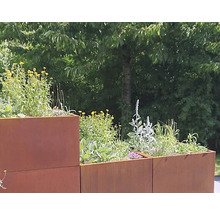 Jardiniere metalice stivuite, plantate în grădină.