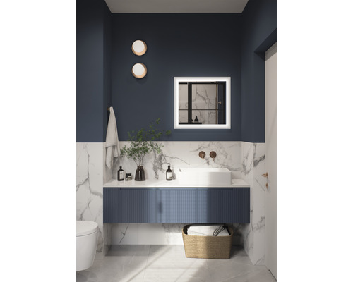 Baie cu lavoar, oglindă cu iluminare, prosop și decorațiuni