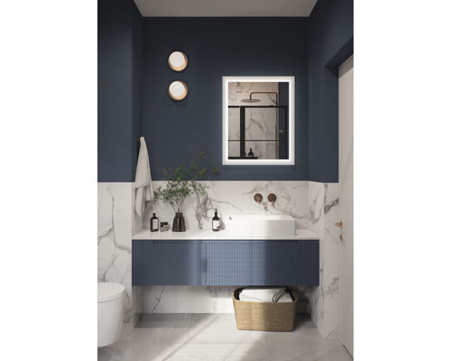 Baie modernă cu lavoar, oglindă iluminată și decorațiuni