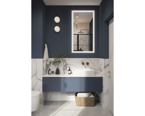 Baie modernă cu lavoar, oglindă cu iluminare și decorațiuni