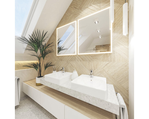 Baie luminoasă cu chiuvetă dublă, oglinzi iluminate și plantă de interior