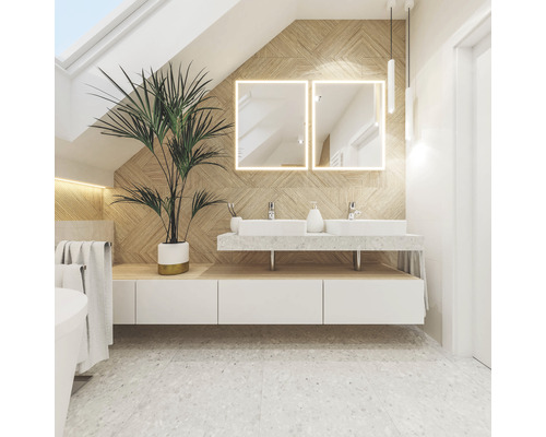 Baie luminoasă cu chiuvetă dublă, oglinzi iluminate și plantă de interior.