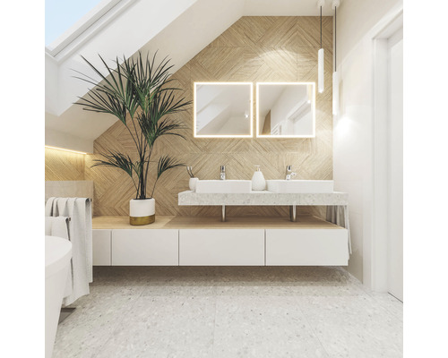 Baie luminoasă cu chiuvetă dublă, oglinzi iluminate și plantă de interior