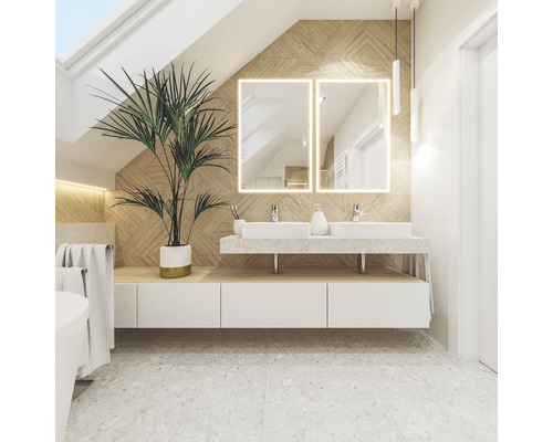 Baie luminoasă cu chiuvetă dublă, oglinzi iluminate și plantă de interior.