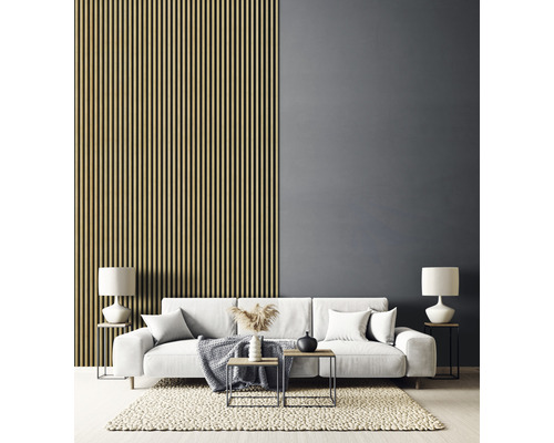 Living cu panou de perete din lemn, canapea, covor și măsuțe laterale cu lămpi