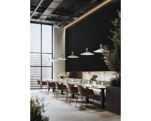 Interiorul unui restaurant cu mese, scaune și iluminat