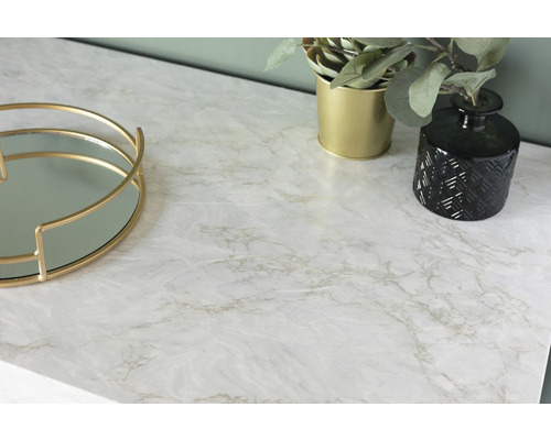 Folie decorativă cu aspect de marmură pe o suprafață de masă, lângă o tavă, un ghiveci cu o plantă și o vază