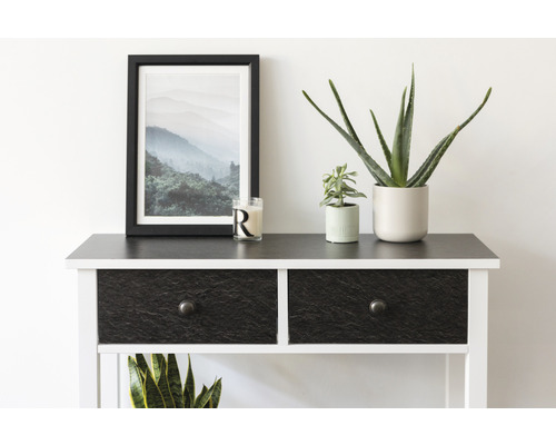 Bufet decorativ cu două sertare, fotografie cu munte înrămată, plante la ghiveci și lumânare