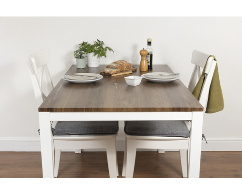 Masa de sufragerie cu scaune, veselă și decorațiuni