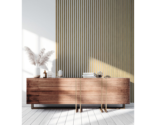 Cameră de zi cu comodă din lemn, articole decorative și panouri de perete