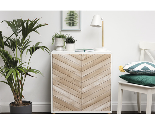 Living cu comodă, plante de interior, lampă și decorațiuni