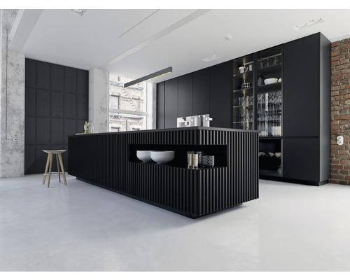 Bucătărie luminoasă cu insulă de bucătărie, dulapuri și scaune de bar negre