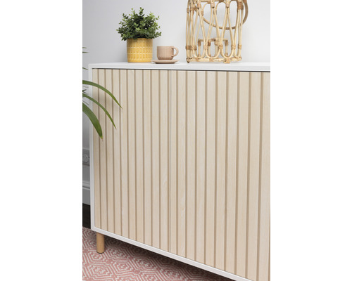 Comodă cu uși canelate și decorațiuni