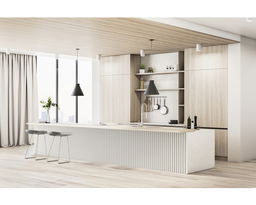 Bucătărie luminoasă cu insulă de gătit, scaune de bar și ferestre mari