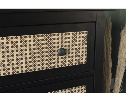 Prim-plan al unui dulap negru cu sertare și fronturi din ratan