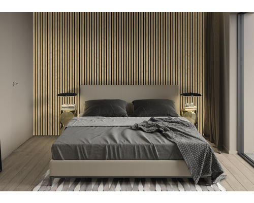 Dormitor luminos cu pat și perete cu panouri din lemn